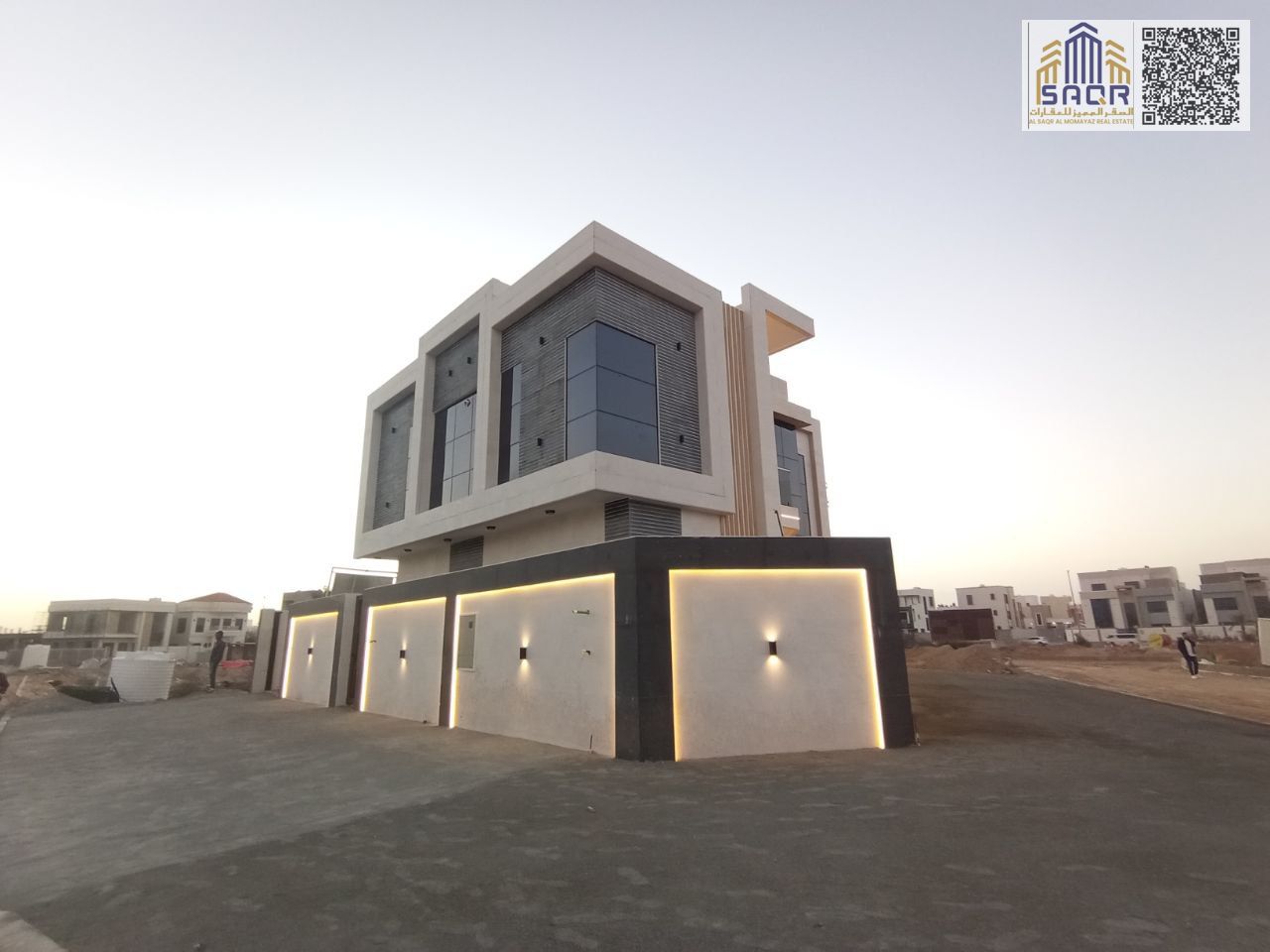 Modern villa on a corner lot with two street frontages, prime location opposite the residential area / Freehold ownership for life / No service charge