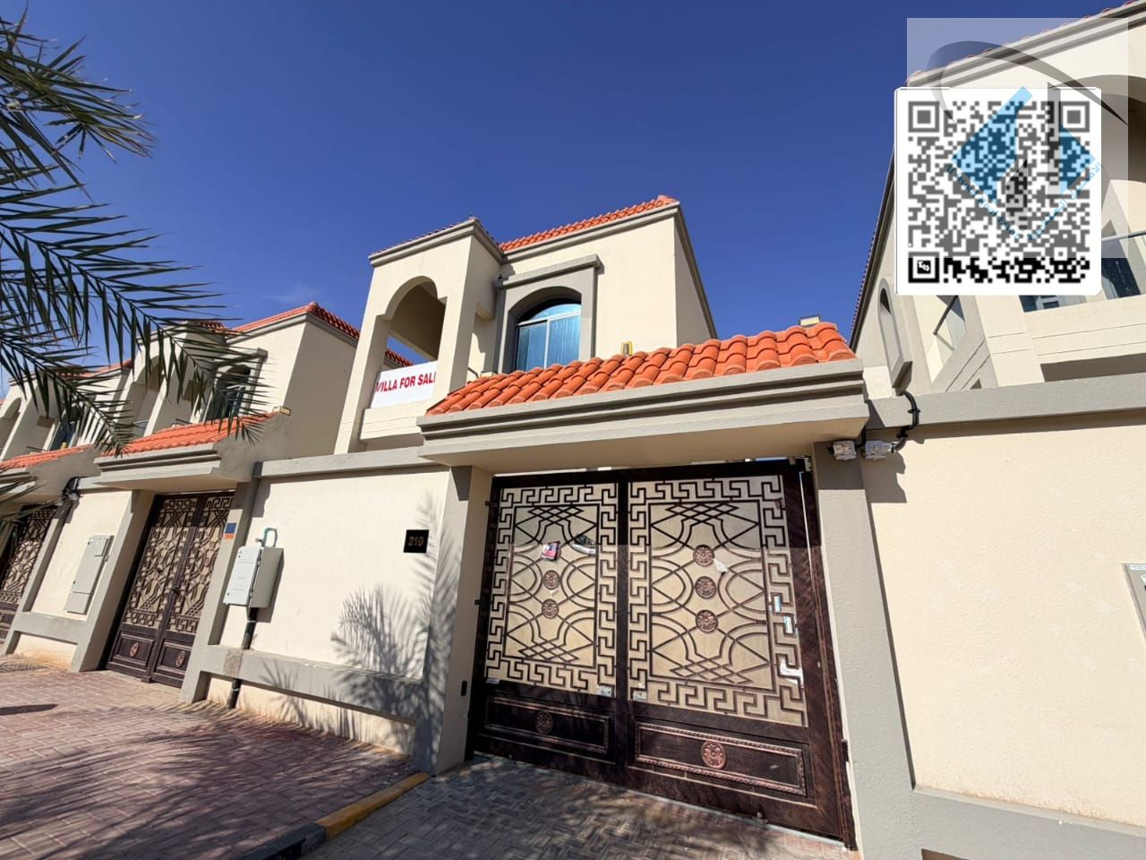 A detached villa including electricity, water, and air conditioning. Freehold ownership, first owner.