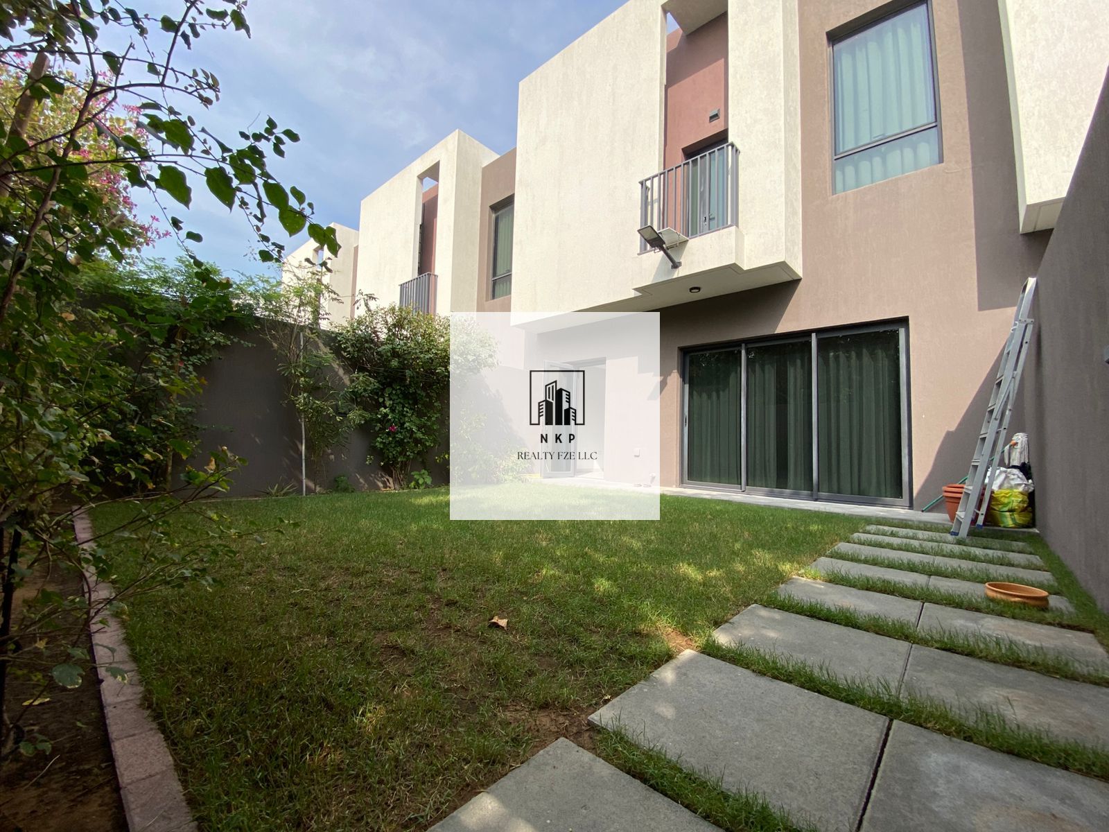 Spacious luxurious 3bhk townhouse with maid room