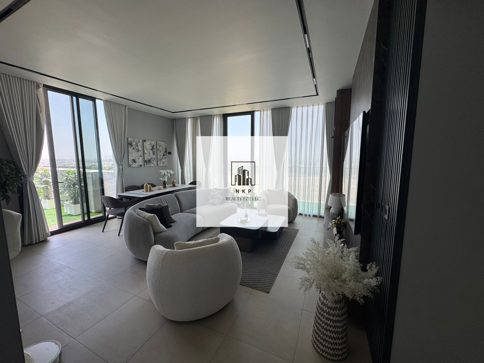 Spacious luxurious 3bhk penthouse lush fully furnished with maddar view