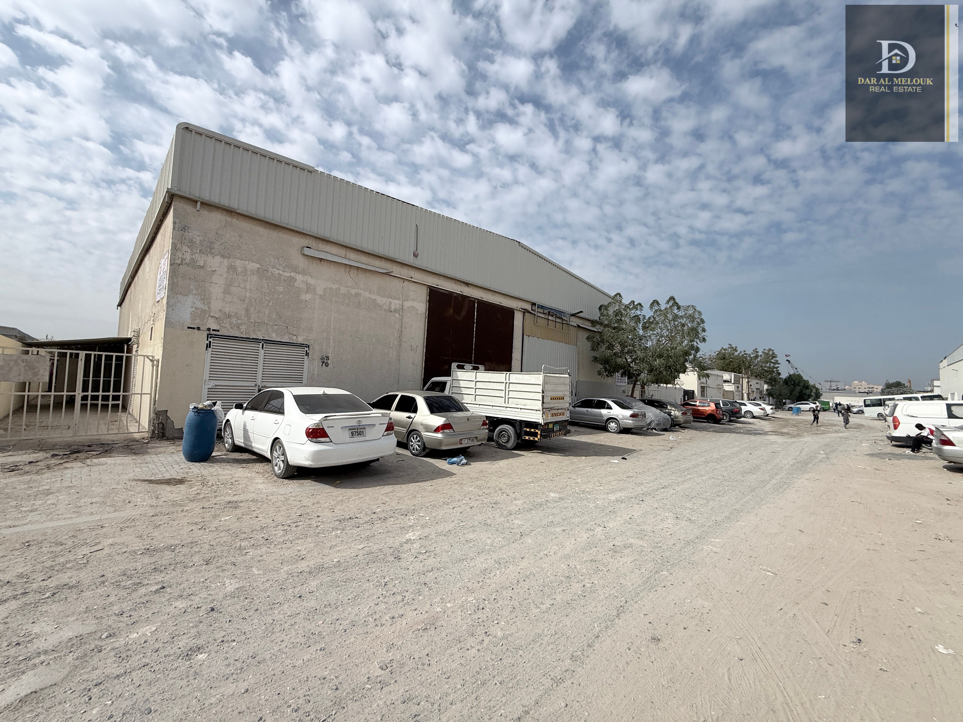 Warehouses and workers' accommodation for sale in Industrial Area 12 with a 10% annual return on investment.