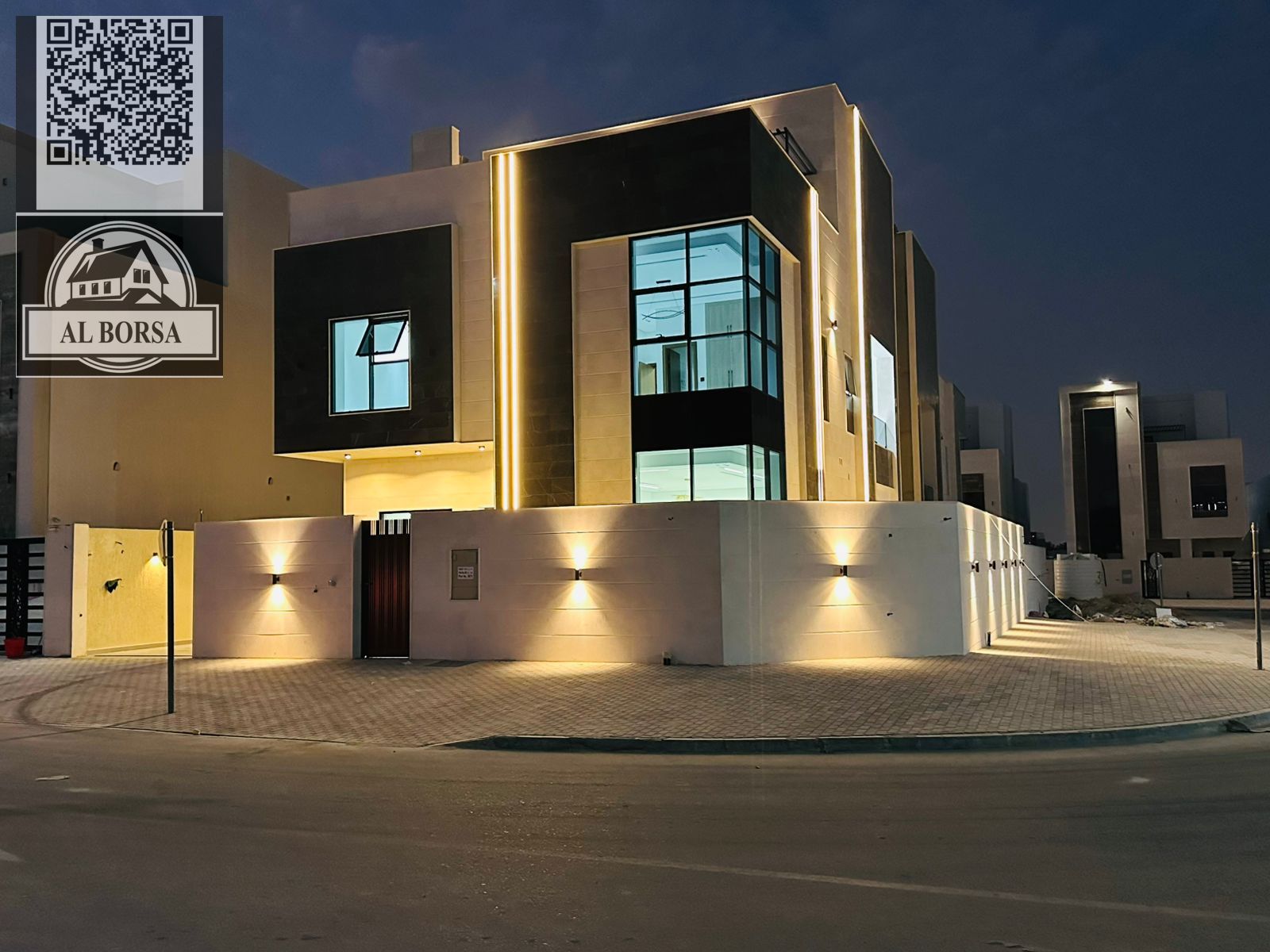 Corner villa for sale in Al-Haliyo 2, ground floor + 2 upper floors, 6 master bedrooms, majlis, 2 living rooms, 2 kitchens, and a yard. 2.3 million