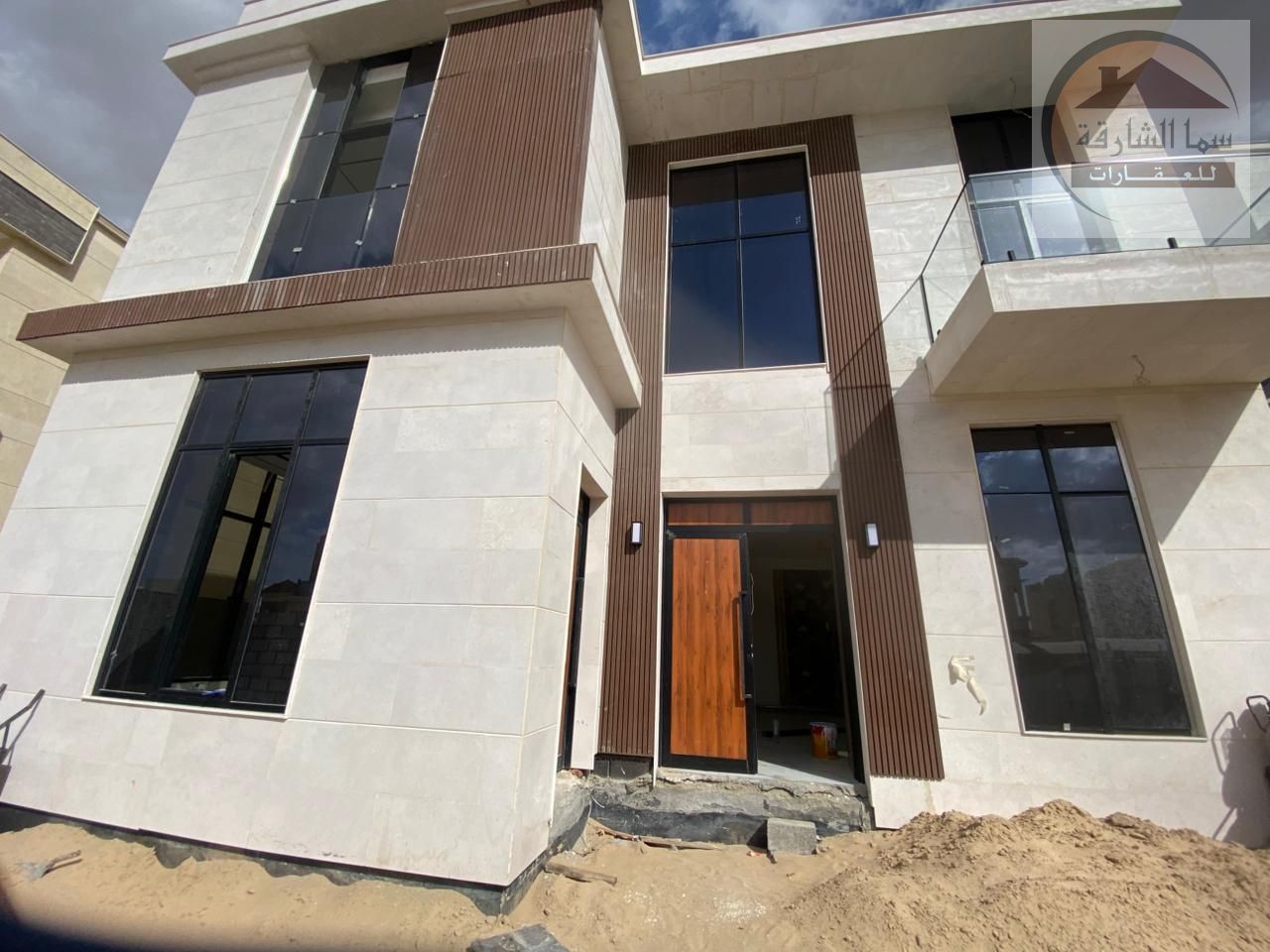 For sale: a villa in Al-Houshi area, Sharjah Emirate, with an area of 5,000 square feet, excellent finishes, available for ownership by all Arab natio