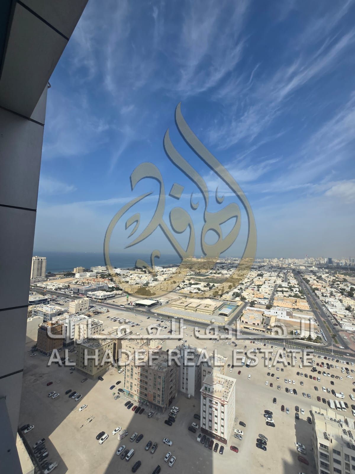 Three-bedroom apartment with a maid’s room, balcony, owner-paid air conditioning, gym and swimming pool access, plus one free month. Payment in 4–6 ch