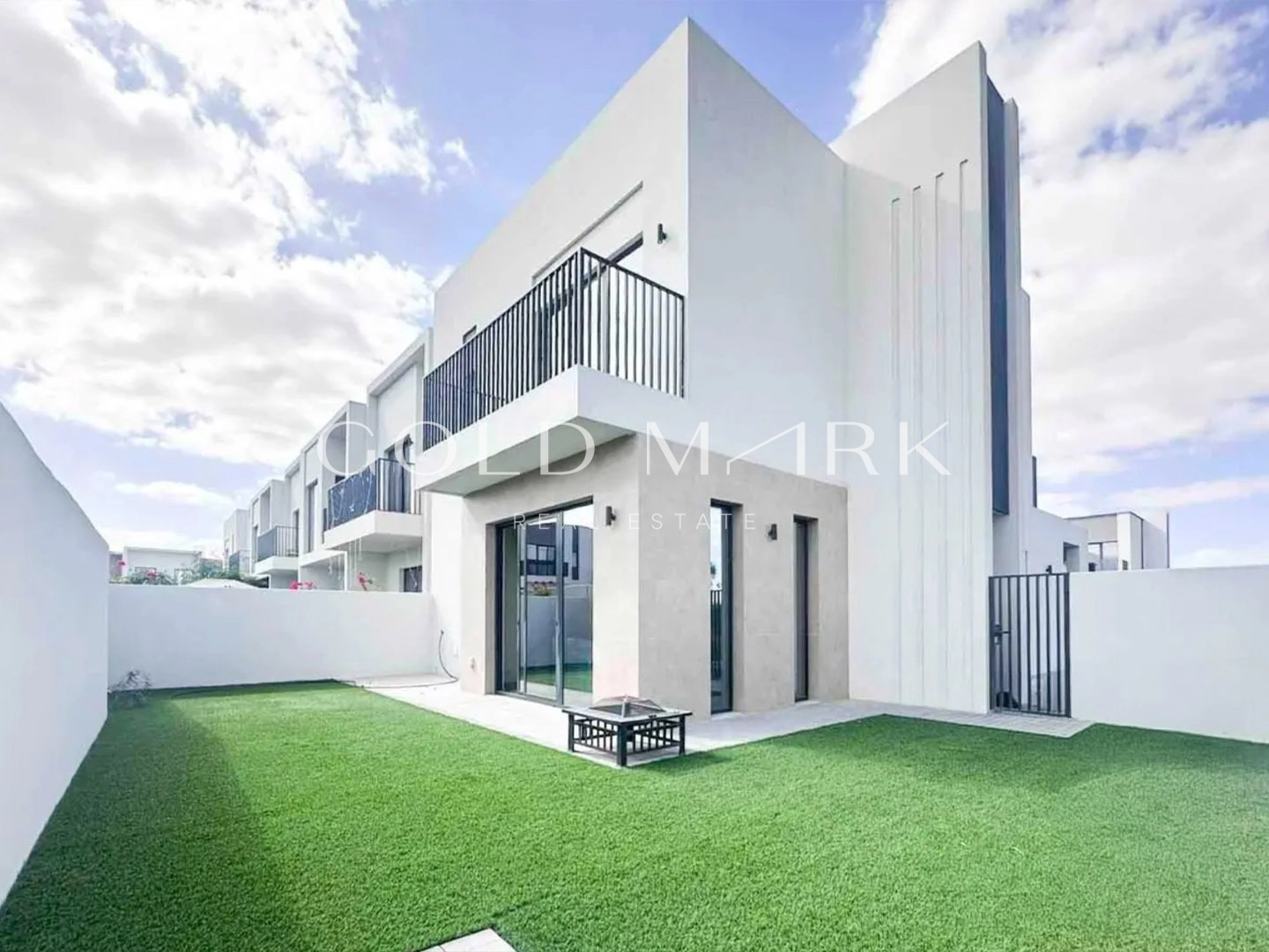 Single Row | Landscaped | White goods included