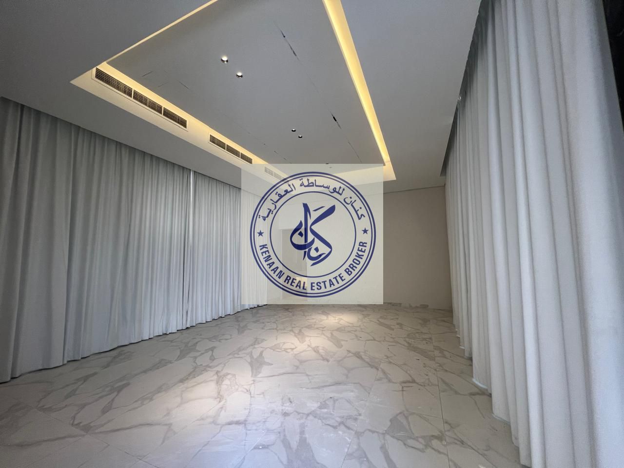 Kenaan Real Estate Brokerage presents: A two-story villa in Al-Athba with 5 master bedrooms, a majlis (formal sitting room), a living room, and an ann