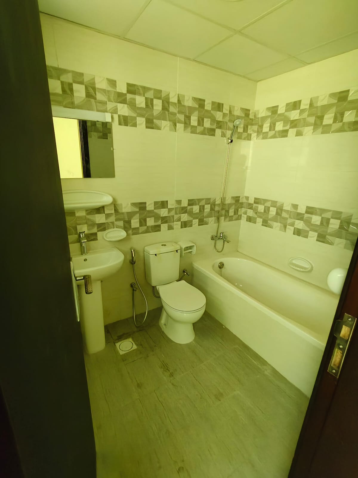 A one-bedroom apartment with a living room in Al Manakh, first occupant, modern building, close to all services.