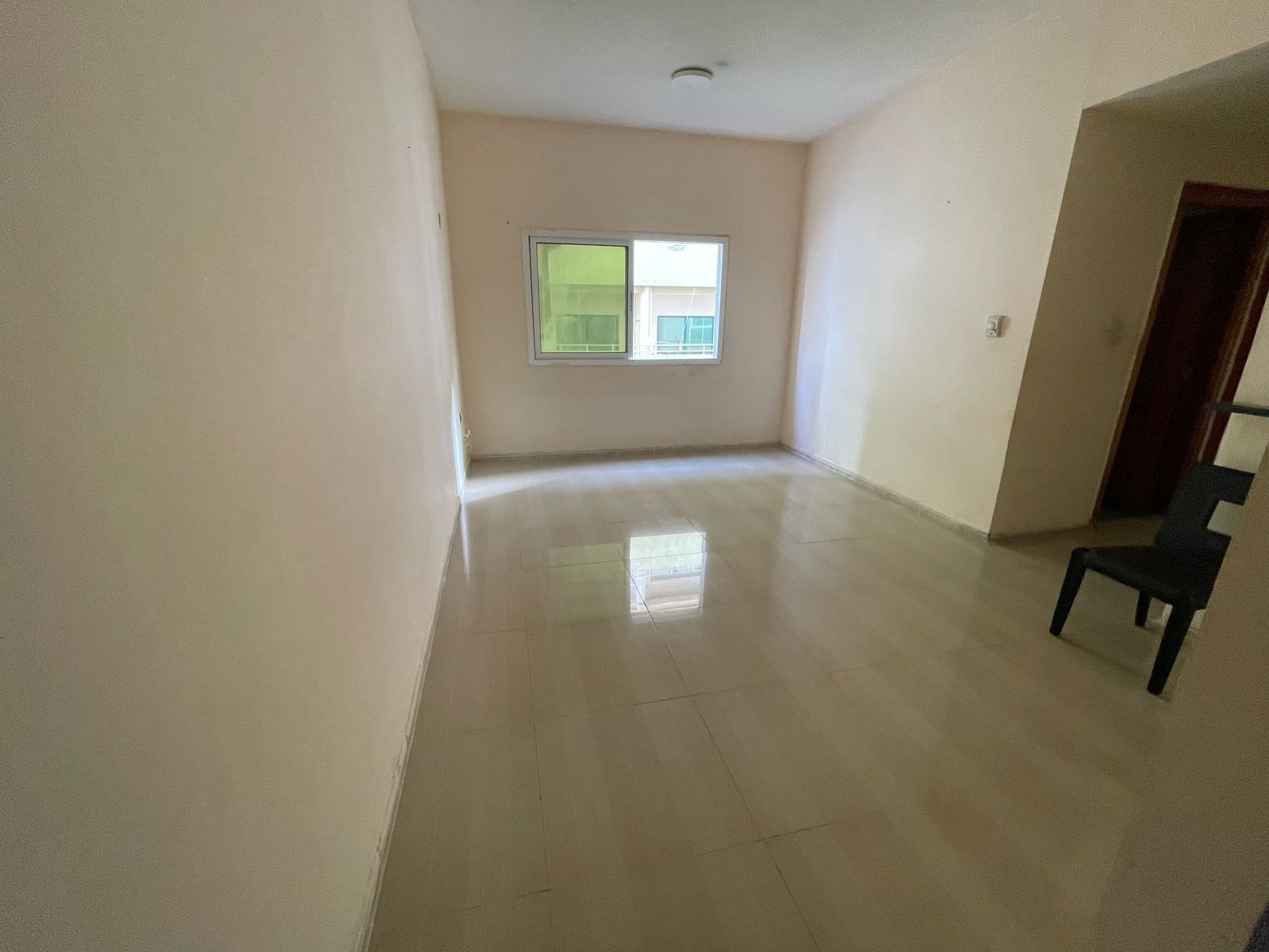 One-bedroom apartment with a balcony and two bathrooms, security deposit cheque not cashed, in a prime service location.