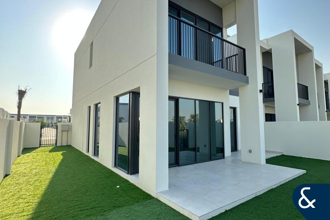 Single row | Landscaped | Large plot