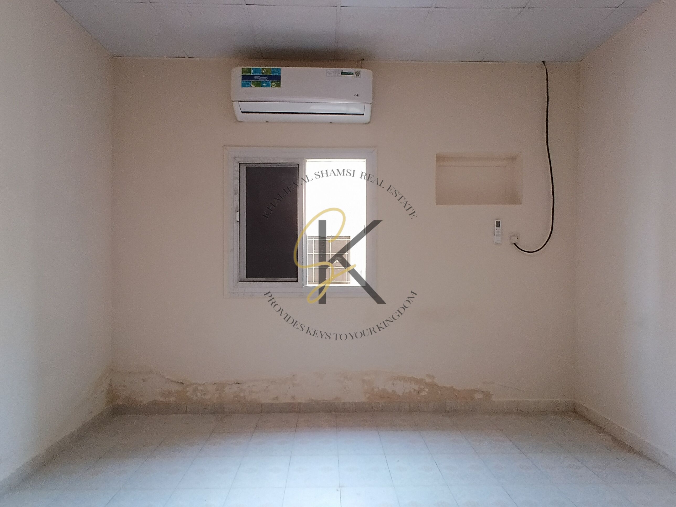 Day of Deal front of Bus Stand Studio Neat and clean room Full of family for contact Babar