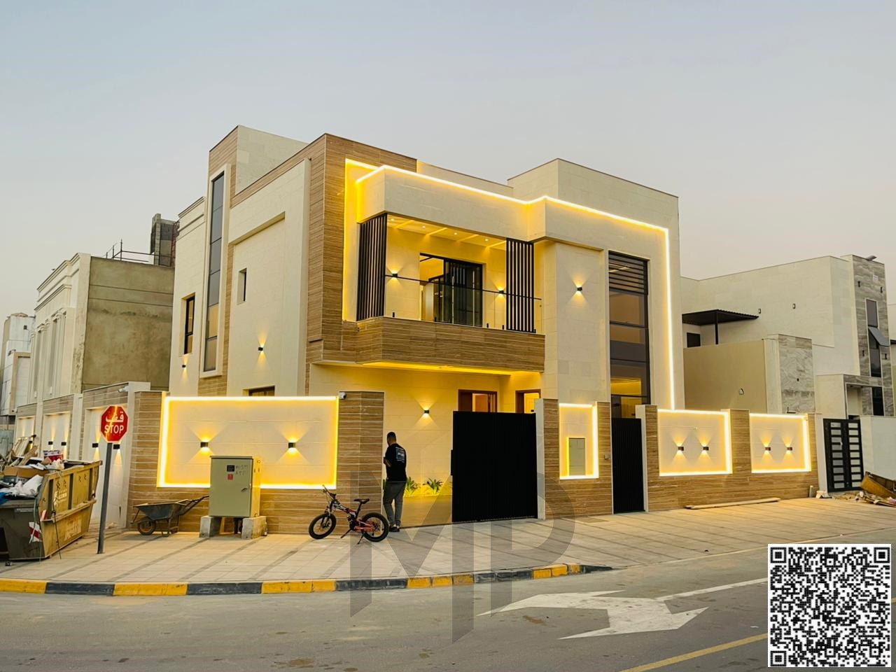 Super deluxe villa with freehold ownership for all nationalities, including registration and ownership fees. Excellent location close to all services,