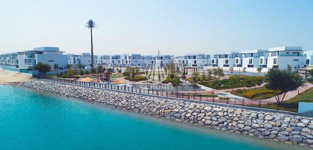 Panoramic Arabian Gulf Views with 4% Discount | Ready Villas – 4 Years Post-Handover Plan | 4 Years Free Service Charges