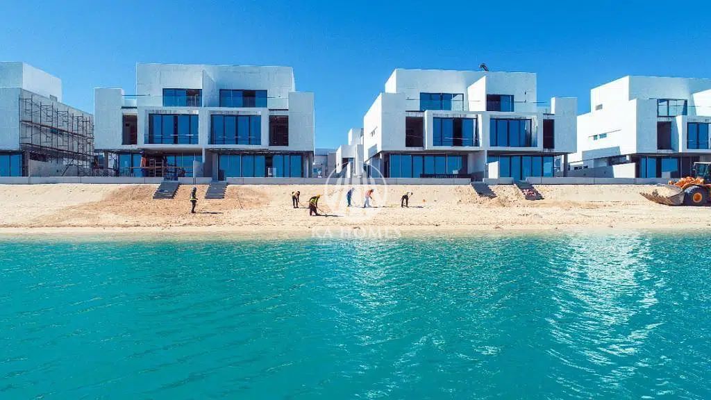 A Golden Waterfront Investment Opportunity – 4% Discount | Ready Villas – 4 Years Post-Handover Plan | 4 Years Free Service Charges