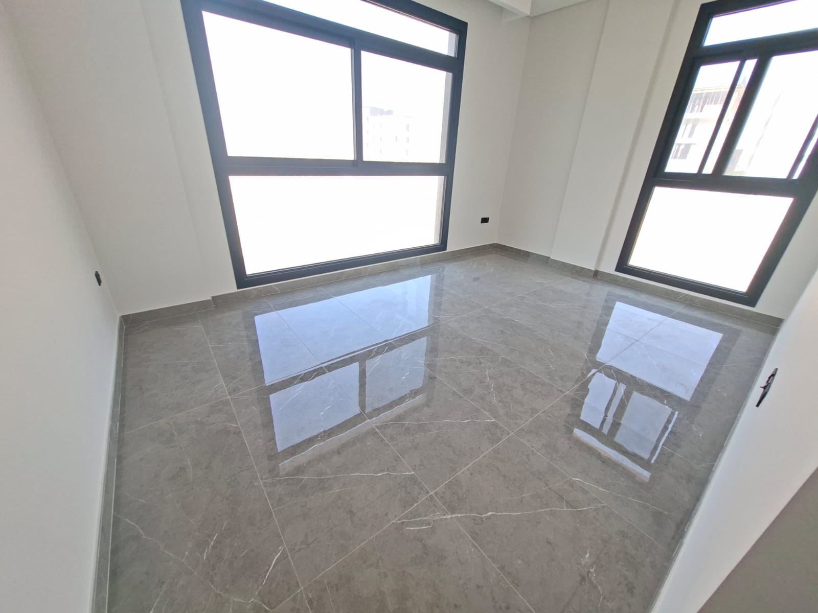 Lxury and brand new apartment with balcony prim location in tilal city shraja