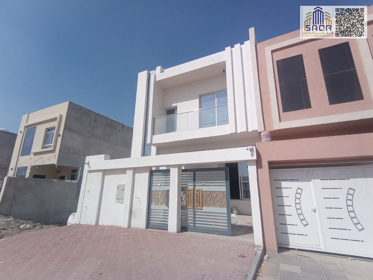 Villa in a prime location on a main street next to the mall, at a very special price, freehold ownership.