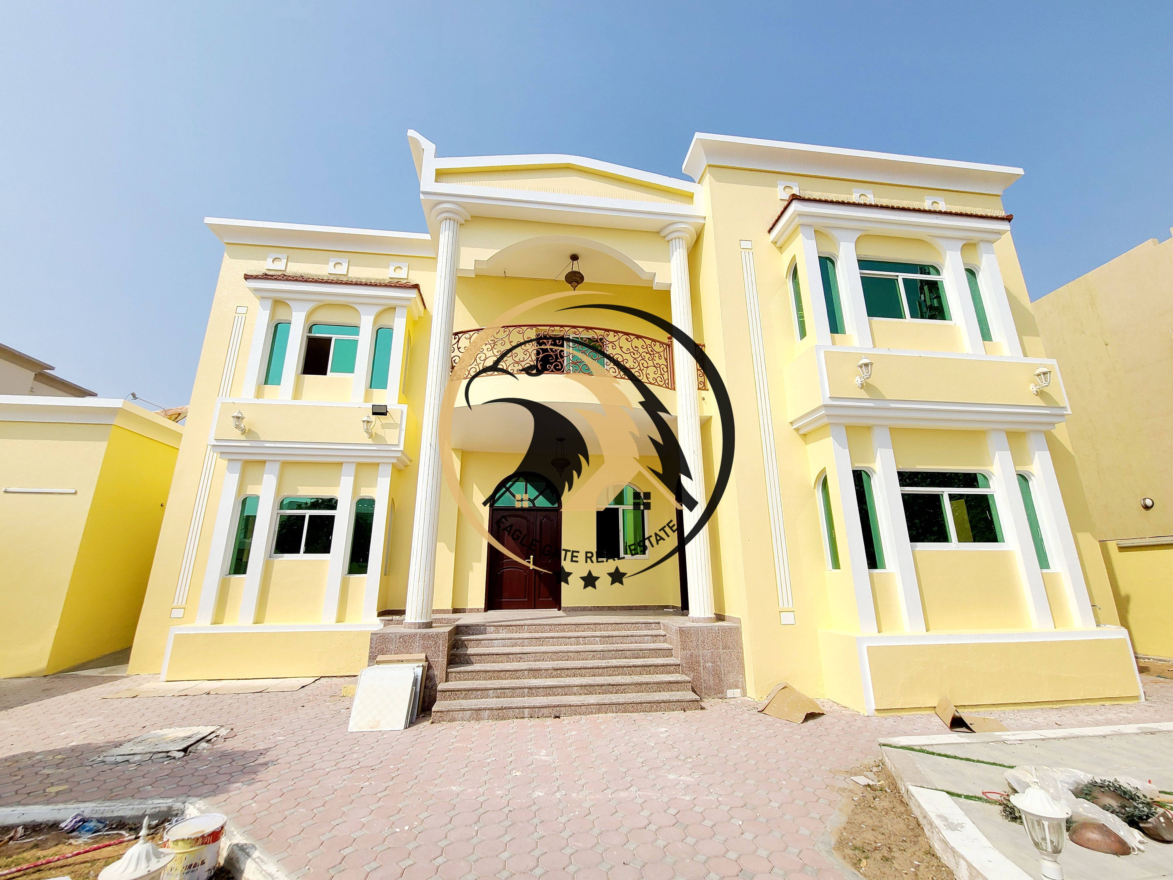 Villa for rent in Al Ramtha area, Sharjah. 5 master bedrooms, living room kitchen and maid's room with bathroom First floor: hallway with kitchenette.