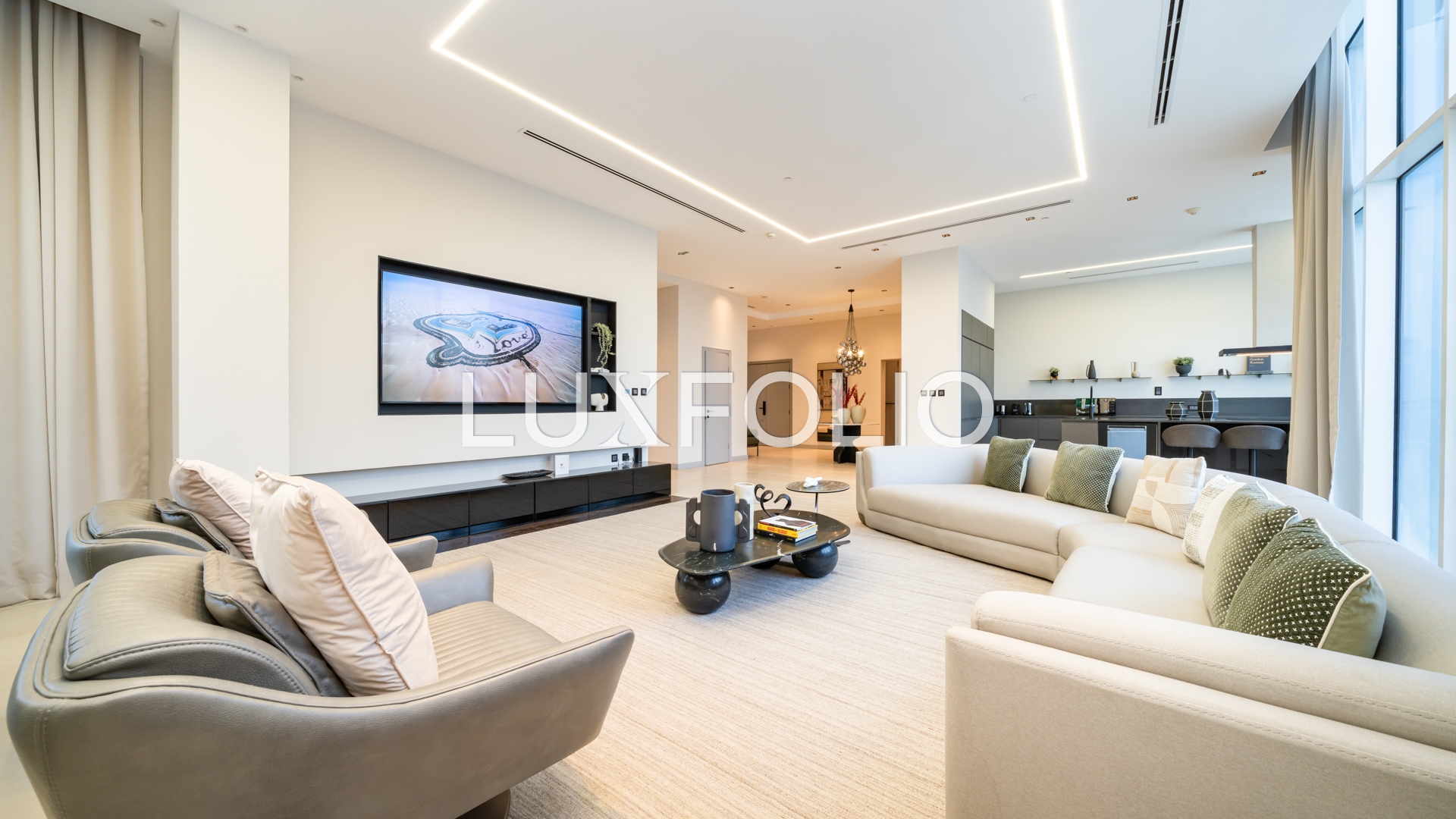 All Bills Included | Penthouse | Jacuzzi