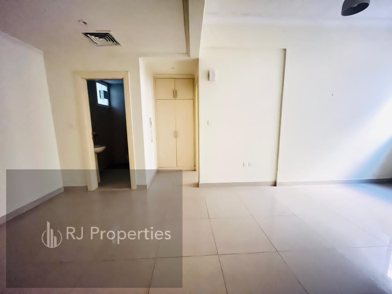 Very spacious luxury 1bhk with waderobe MasterBed room parking only jest 41k