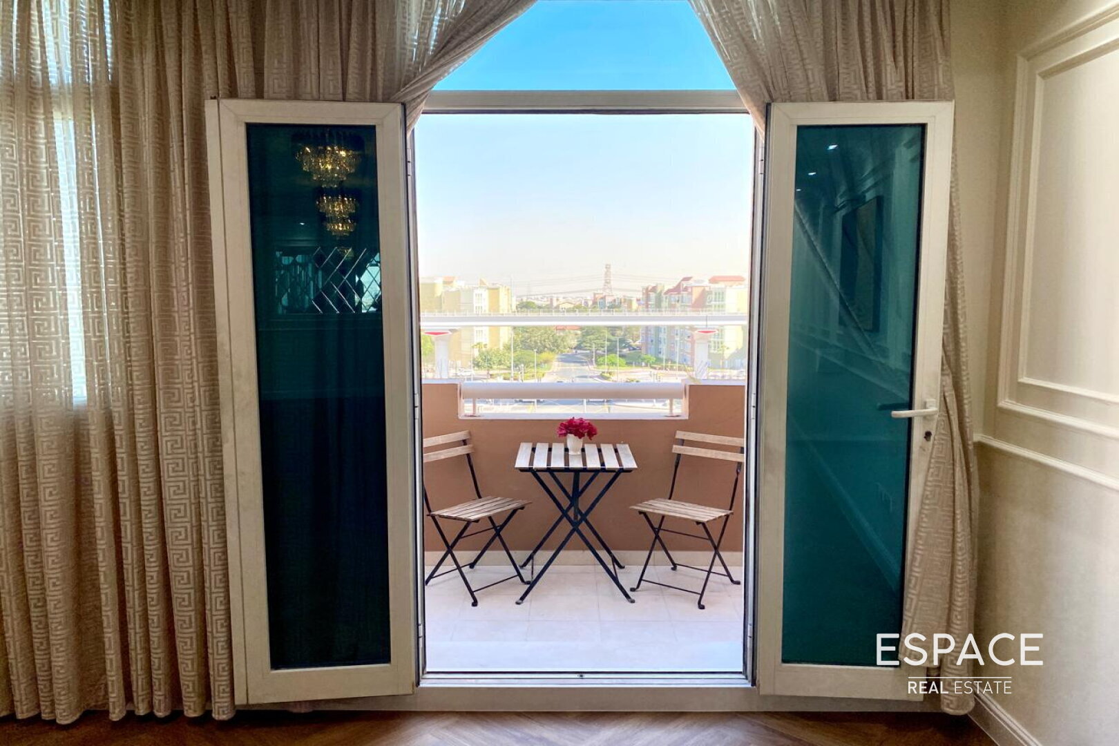 Spacious | Idyllic Location | Vacant