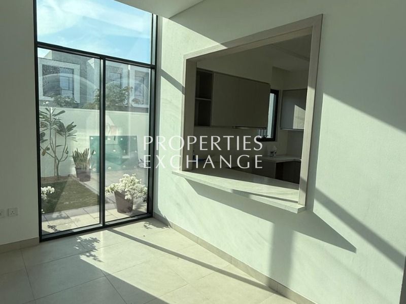 CORNER UNIT| LARGE PLOT | SINGLE ROW | RESALE