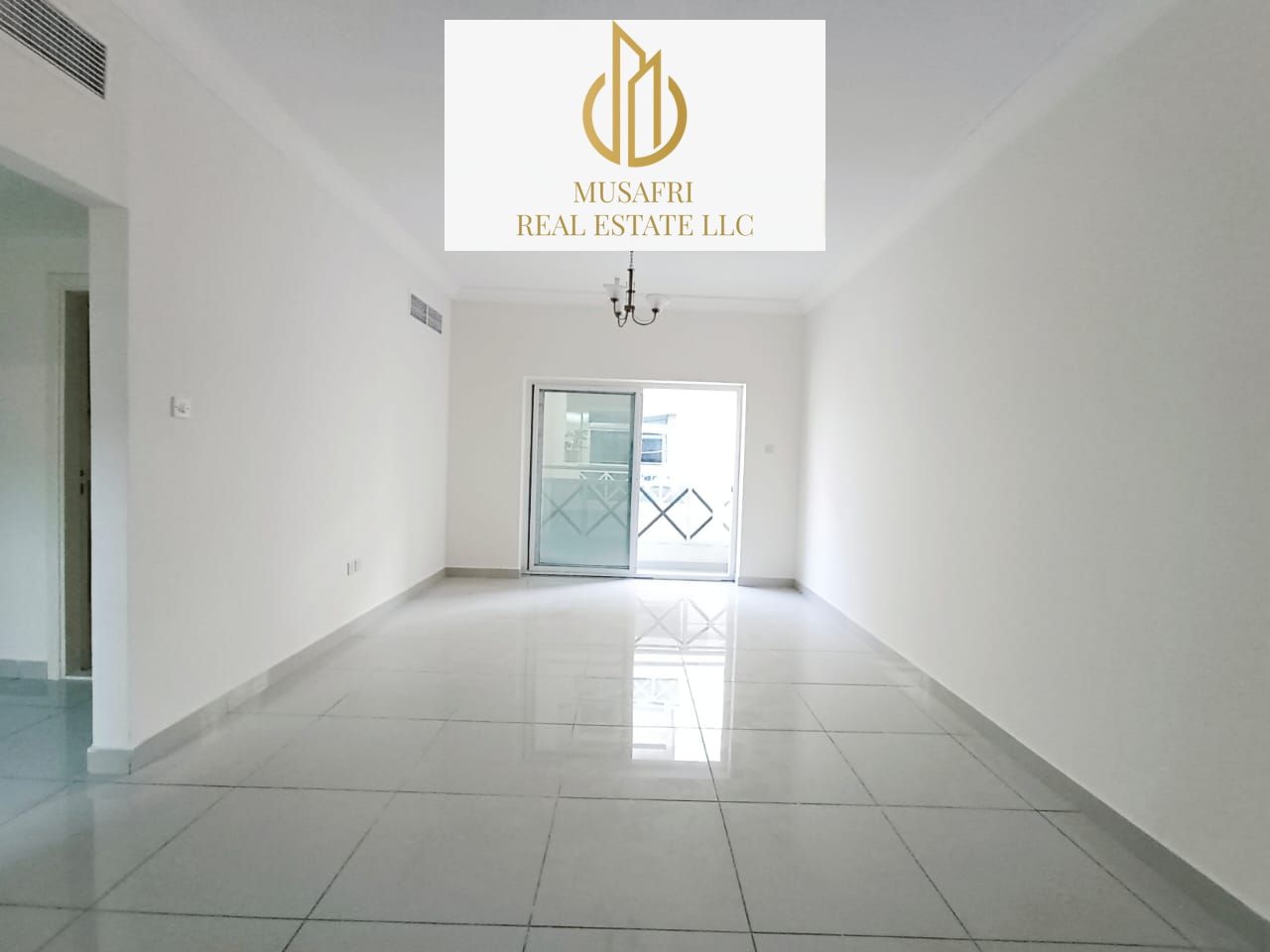No Commission!!! Prime Location! Luxury 1BHK, 2 Washrooms, Wardrobes, Balcony & Parking For Family in 42k, Close to Dubai Exit, New Muwaileh Sharjah