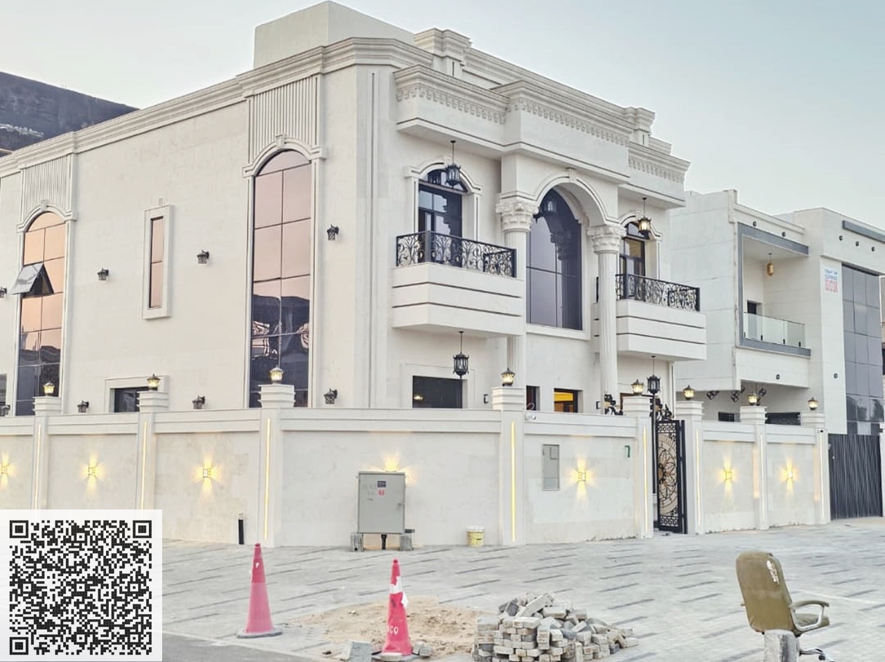 For sale in a corner unit in Al Helio 2, Ajman - 5 master bedrooms, living room, majlis, and maid's room - freehold ownership for all nationalities -