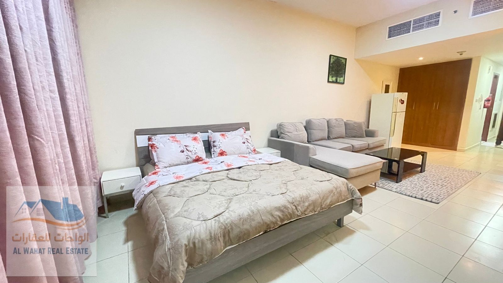 Brand new studio apartment with an open view and a fully furnished semi-detached kitchen. The fully equipped kitchen features modern appliances, a gar