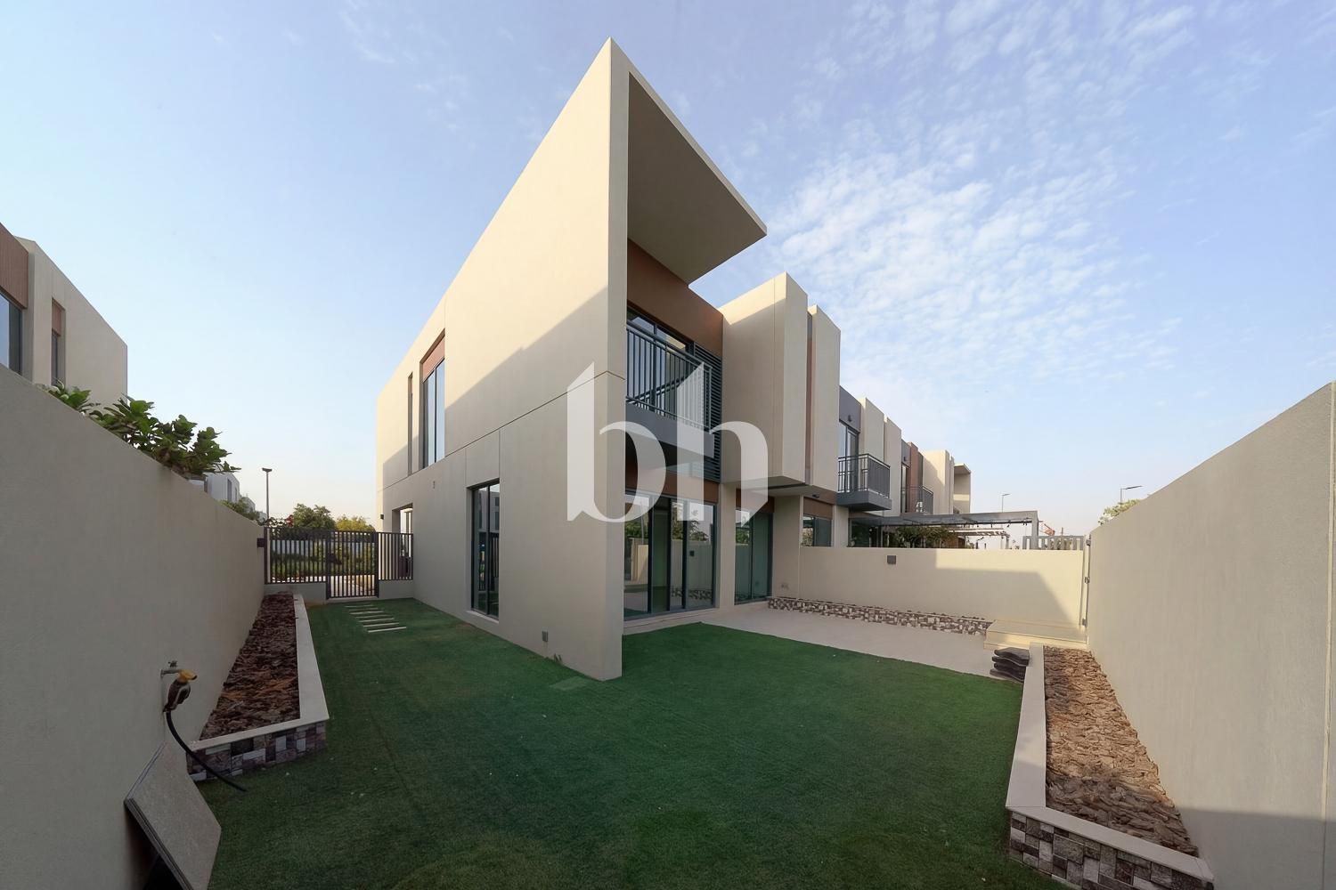 Landscaped | Single Row | End Unit | Vacant