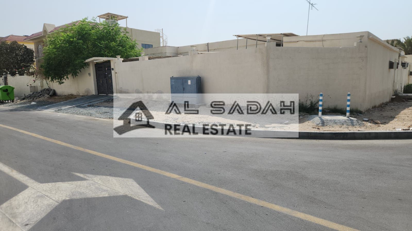 For sale, a corner house in Al Mirqab, with 4 rooms, a hall, a sitting room, and an attached kitchen, with maid’s rooms, a driver’s room, and a kitchen. Area: 5611 square feet. Asking price: 950,000 thousand. Negotiable price.