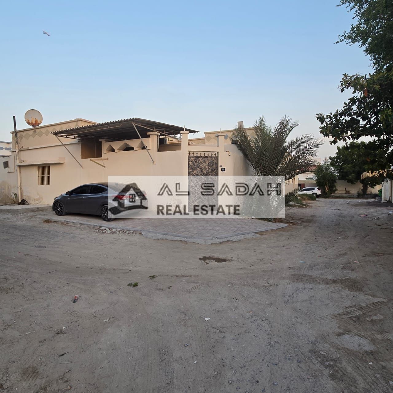 For sale, a corner house in Al Ghafia, with 3 rooms, a hall, a sitting room, and a kitchen, area 2,500 square feet, rented for 30,000 thousand, required for 620,000 thousand