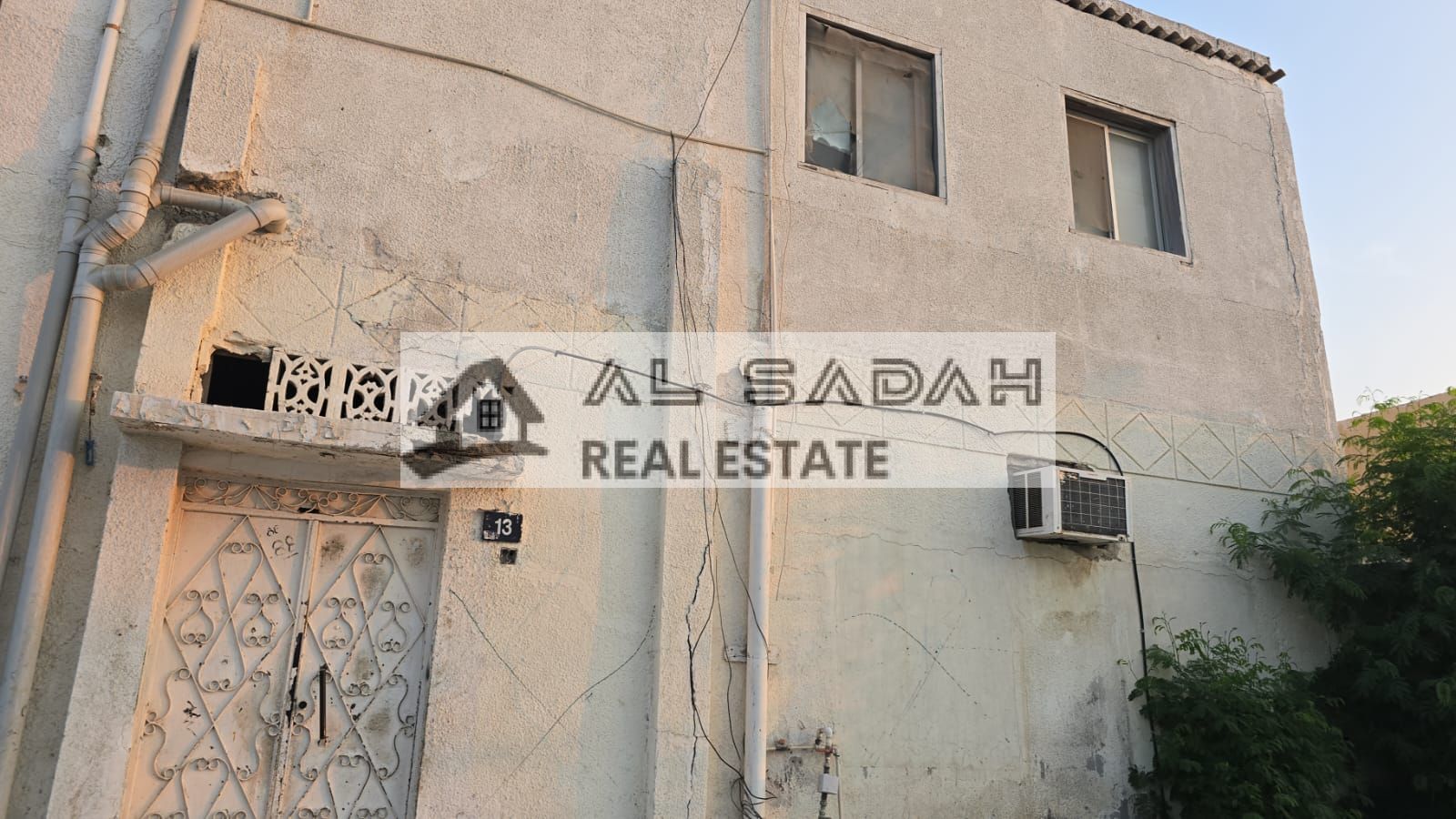 Two-story house for sale in Al Ghafia, with 4 bedrooms, a living room, a majlis, and a kitchen. The land area is 2500 square meters, currently rented for 25,000. Asking price is 460,000.