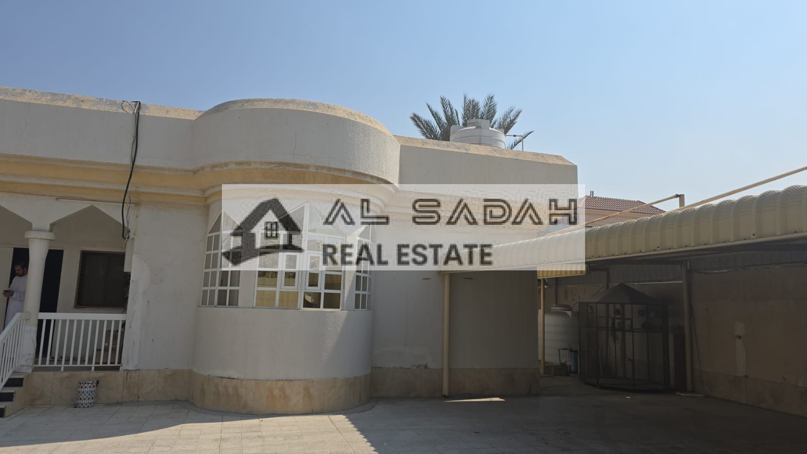 For sale: Single-story villa in Al-Azra, featuring 4 bedrooms, a living room, a majlis (formal sitting room), an annex with a kitchen, maid's room, and laundry room. Area: 8000 sq ft. Asking price: 1,300,000 (currency unspecified).