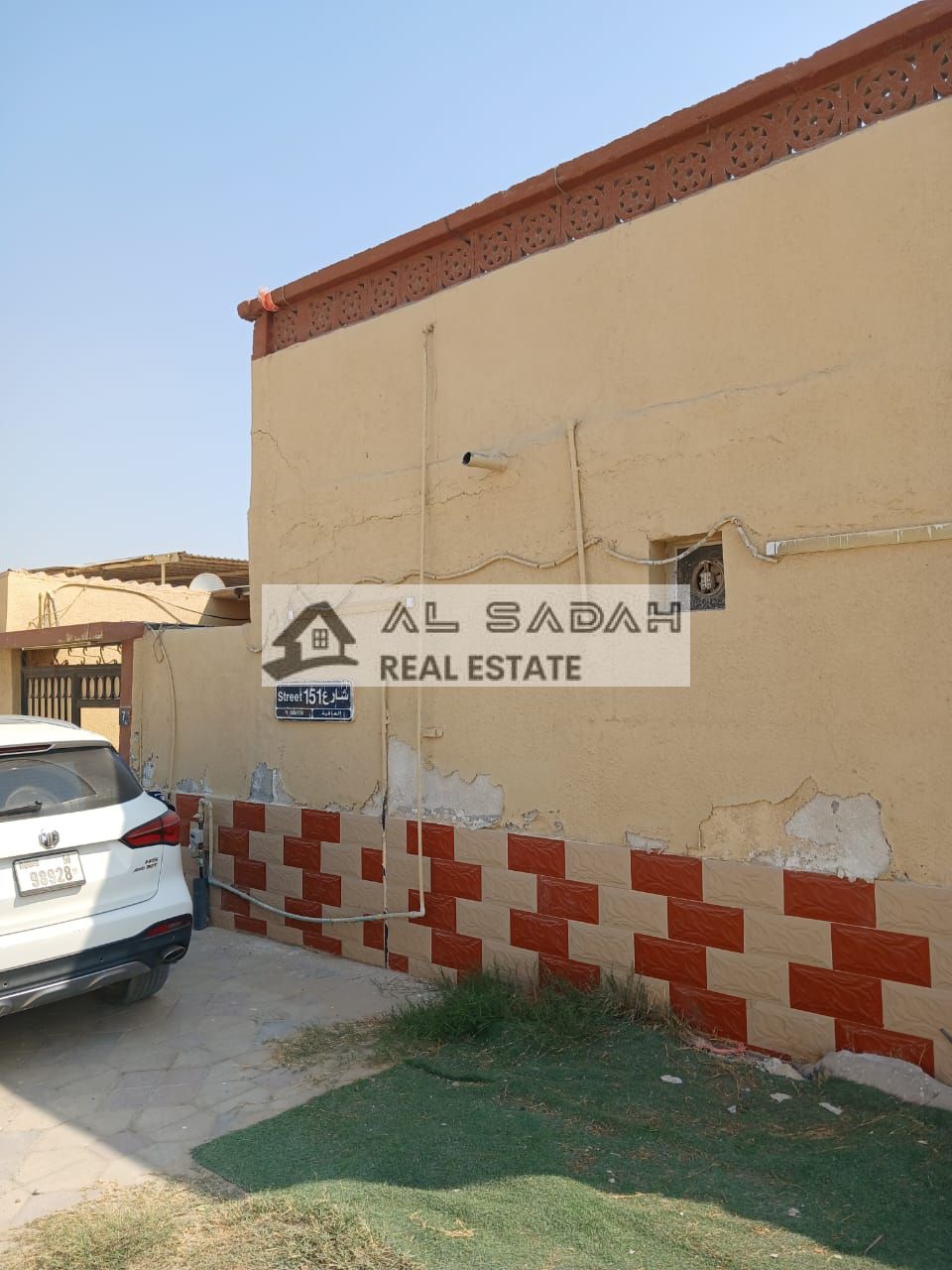 House for sale in Al Ghafiya, 4 rooms, living room, kitchen, and majlis. Corner house. Land area 2500 sq m. Asking price 480,000 (negotiable).
