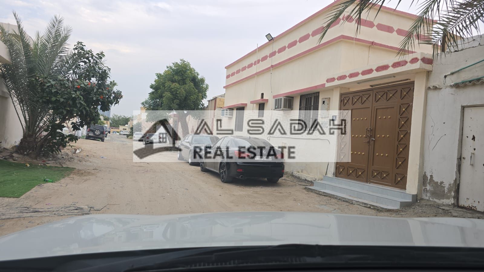 Umm Khanoor House Red Door 4 Rooms Living Room, Majlis, and 4 Bathrooms Rent 42,000 Land Area 2500 sq ft Price 600,000