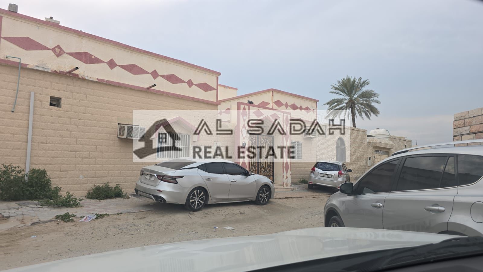 House for sale in Umm Khanoor 4 bedrooms Living room, majlis, and 4 bathrooms Rent: 44,000 Land area: 2500 sq ft Price: 600,000