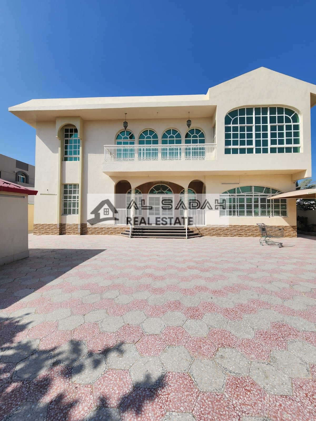 Investment opportunity: A two-story corner villa in the Al Nakheelat area, comprising: The upper floor: 3 large master bedrooms and a living room. The ground floor: A master bedroom, a living room, a majlis (formal sitting room), and an internal kitchen.