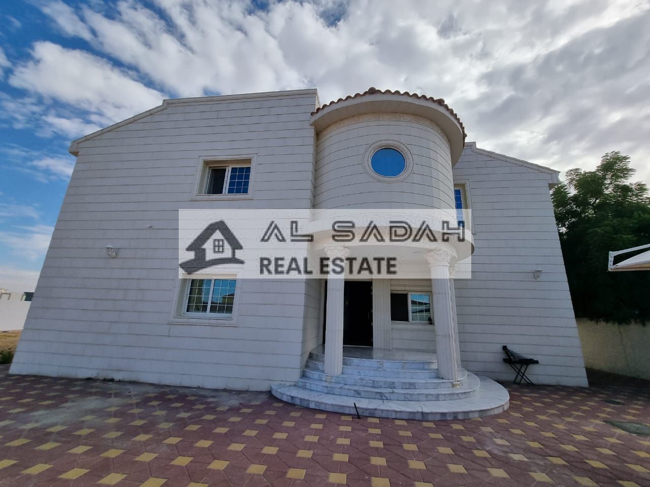 Two-story stone villa in Al Rahmaniyah for sale 1.25,000 sq ft 2. Large garden 3.6 master bedrooms 4. Large family room 5. Preparation kitchen on the second floor 6. Garages for 6 cars inside the villa 6 garages outside the villa 7. Brand new kitchen an