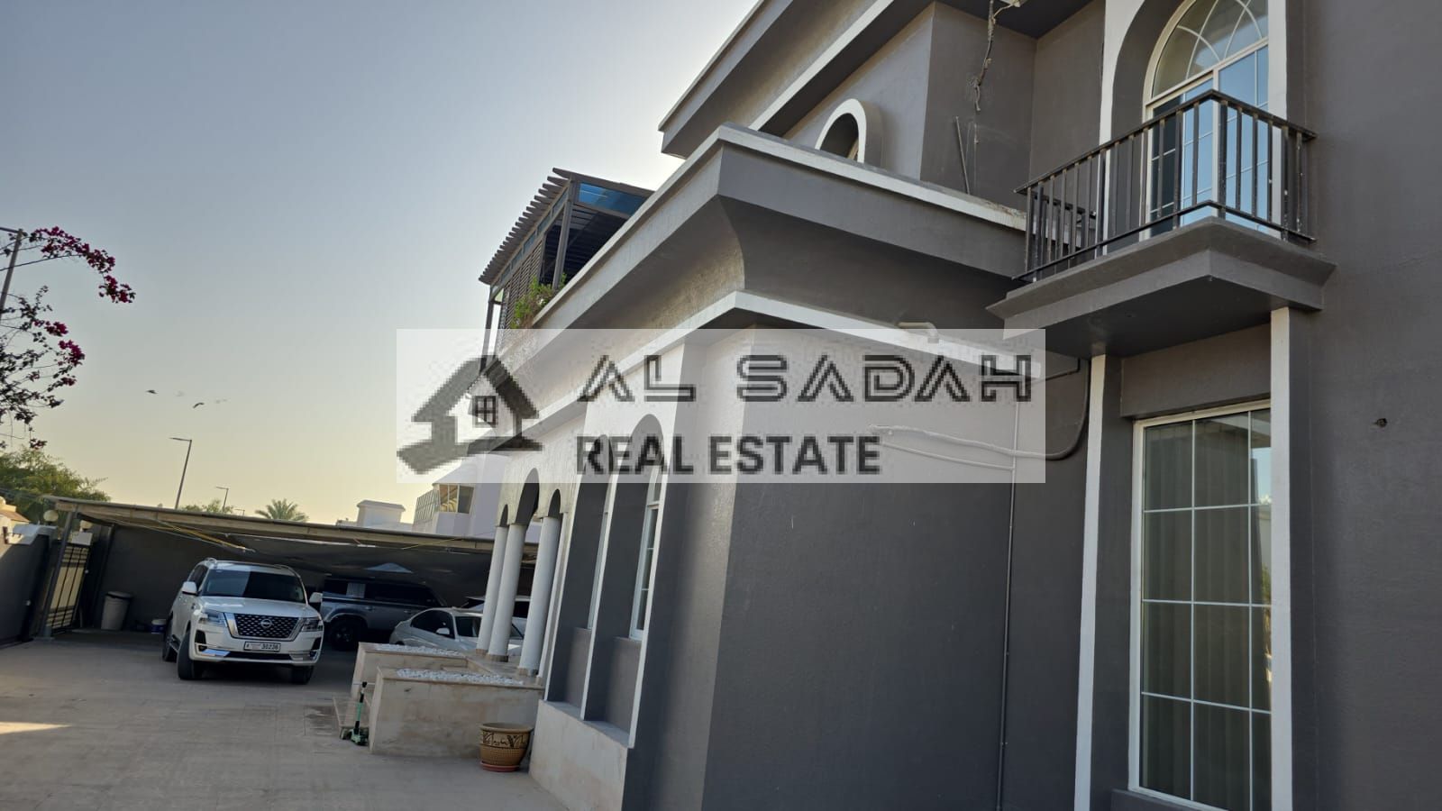 For sale: Two-story corner villa in Al-Ramtha, featuring 7 bedrooms, a living room, kitchen, majlis (formal sitting room), an attached swimming pool, maid's room, and driver's room. Located on two paved streets, the villa sits on a 15,000 sq ft plot. Aski