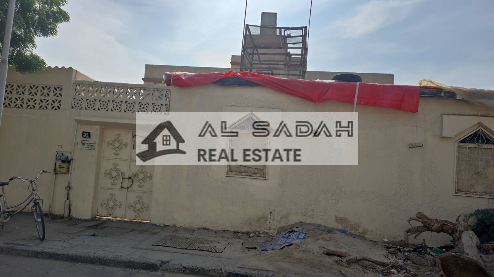 For sale: A house in Melson, divided into two sections. The first section has 4 bedrooms, a living room, and a kitchen; currently rented for 30,000. The second section is vacant and has 3 bedrooms, a living room, and a kitchen. It has separate electricity