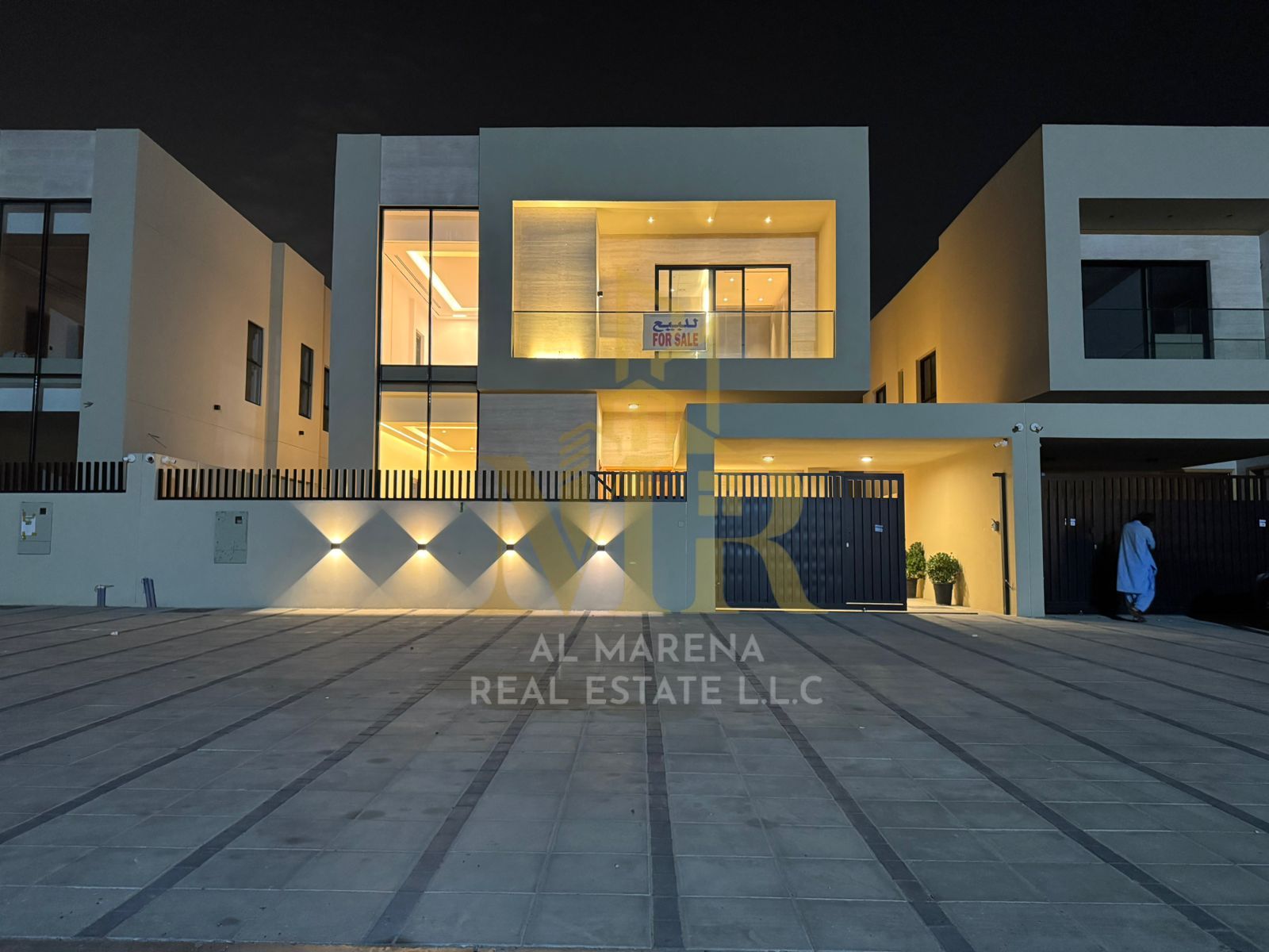 Villa for sale directly from the owner, custom-finished, on a main street close to all amenities. Freehold ownership for all nationalities, no down pa