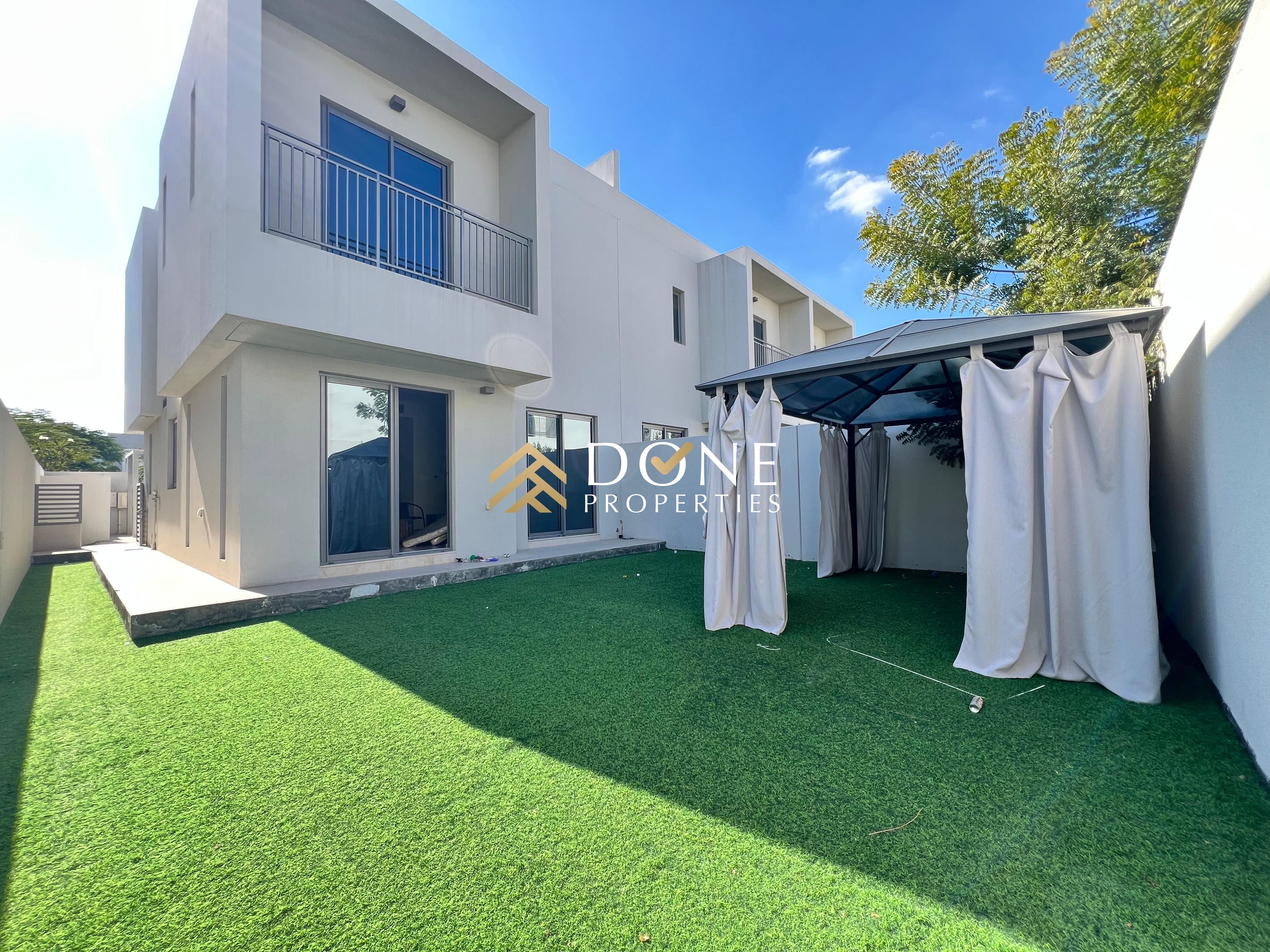 Corner unit-3 Bedrooms With Built In Wardrobes Backyard Garden