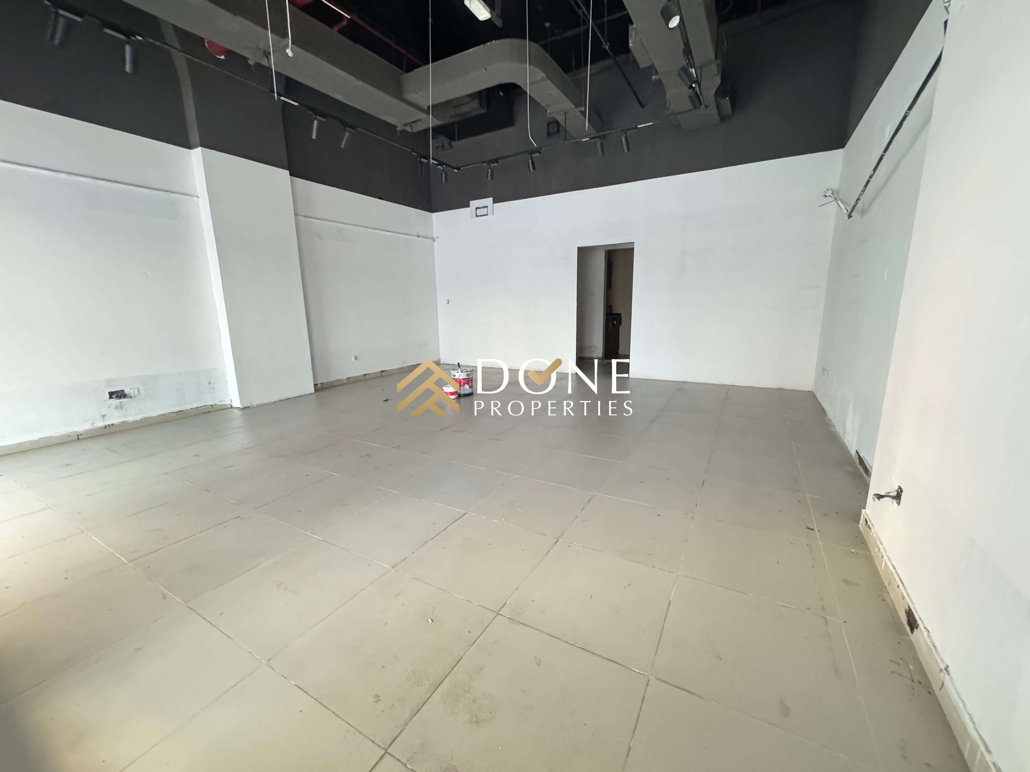 Luxury shop close to park very prime lecation Business area only jest 85k