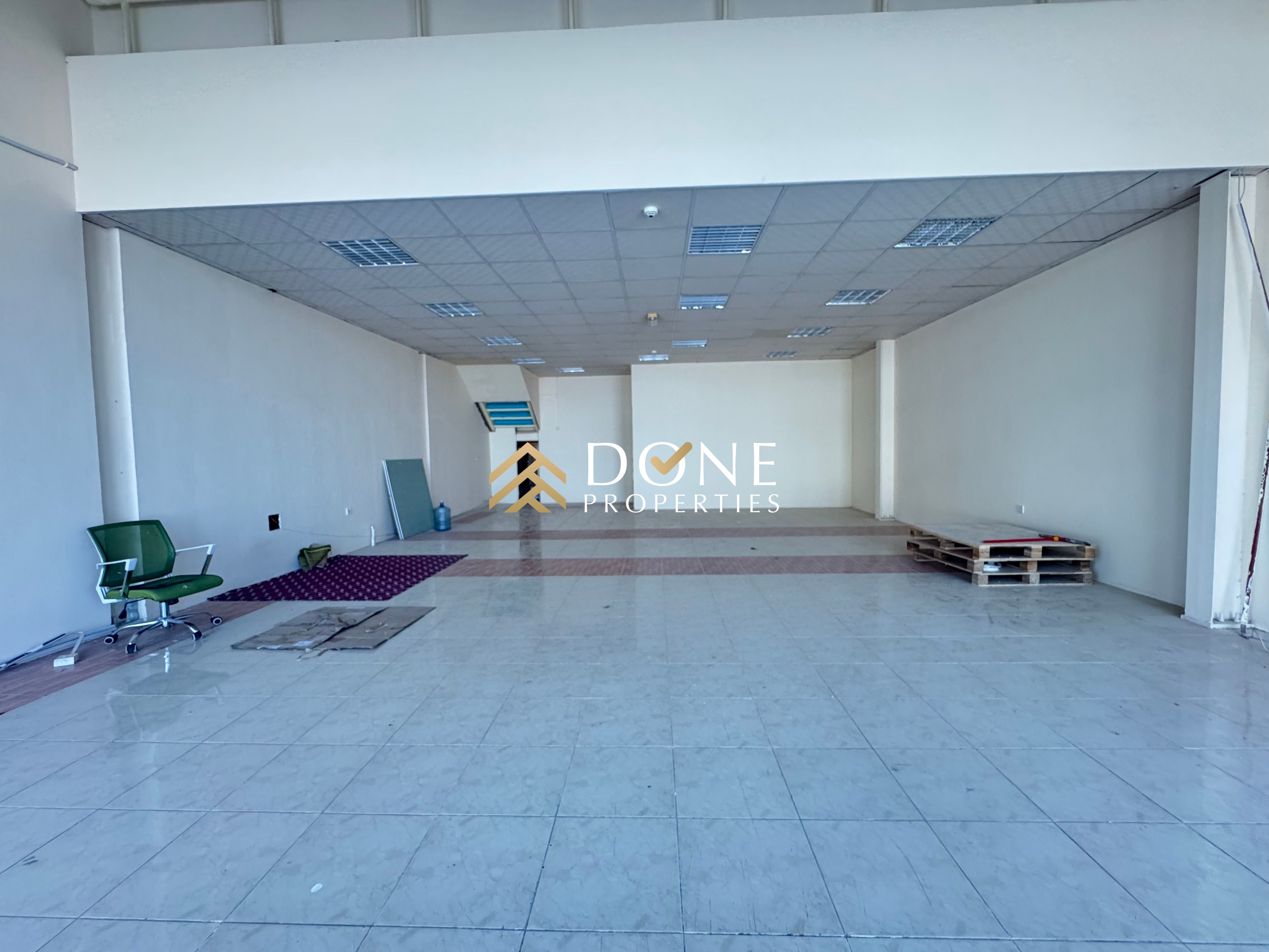 Luxury showroom with Mazzine floor electric 38kw business area ready to move only jest 150k