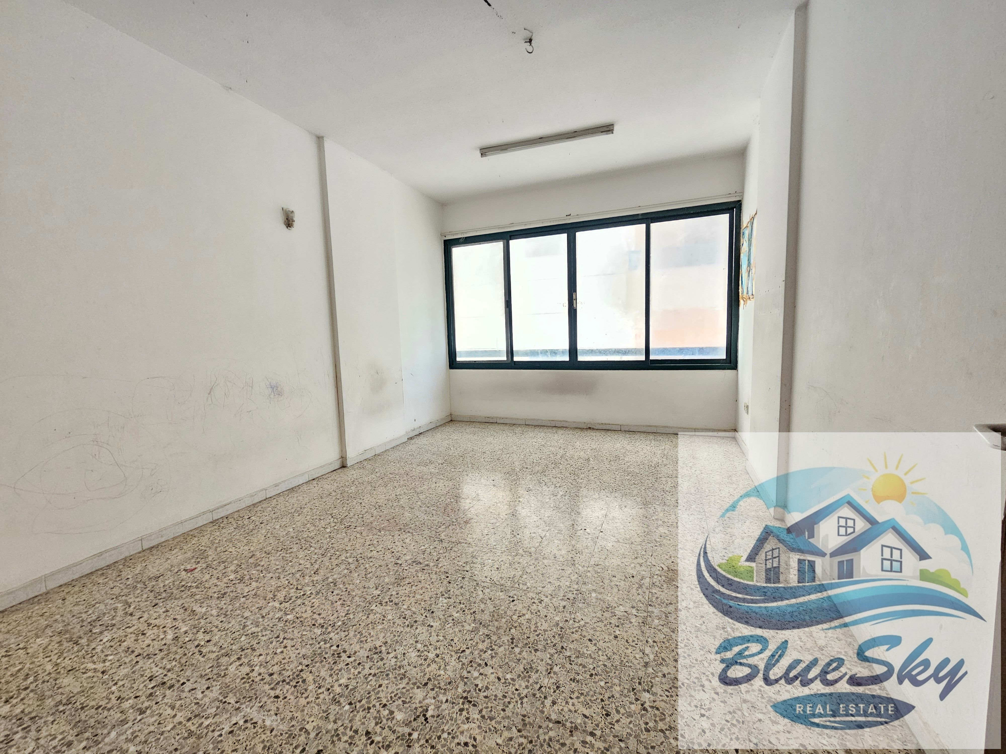Close to king faisal road 1bhk with balcony 4,6,chqs payment close hall near to Dubai bus stop just for rent 30k