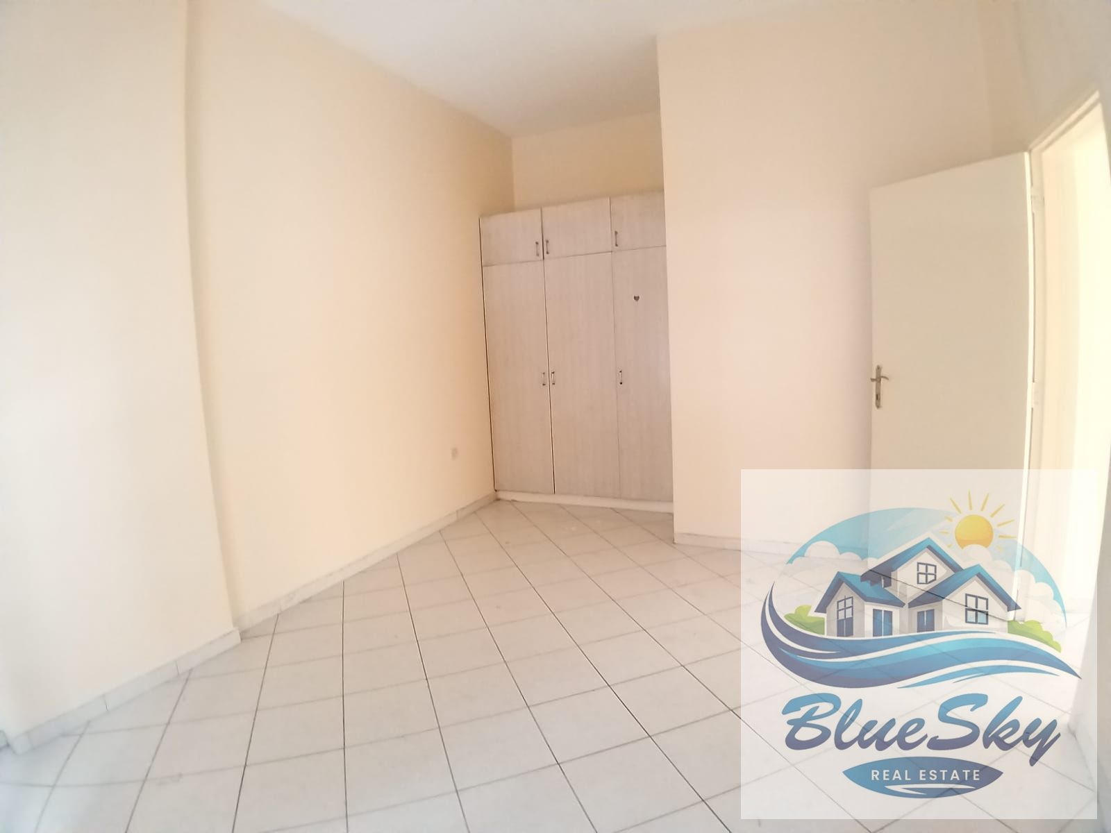 Good looking 1bhk With balcony wardrobe 4,6 chqs payment just for rent 30k