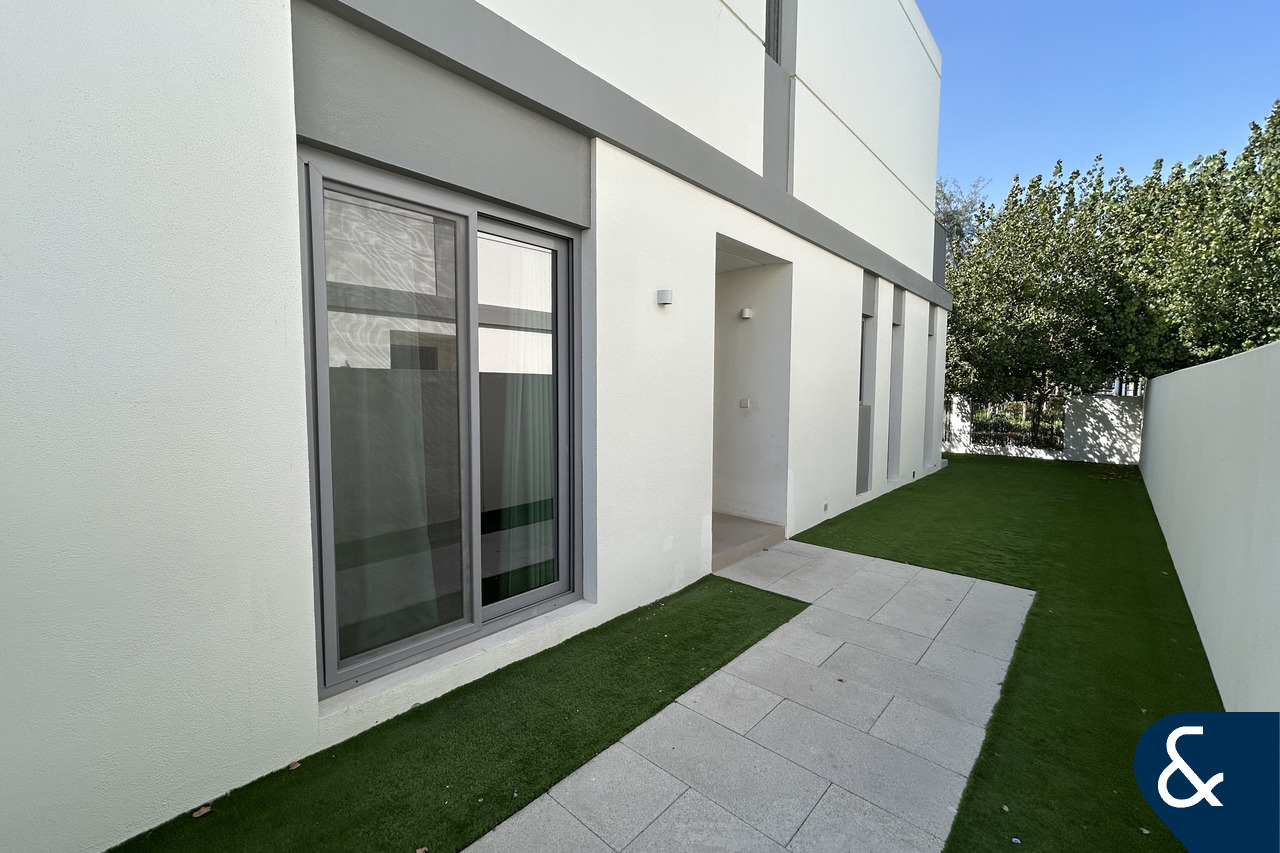 Backing Padel Court | Single Row | Vacant