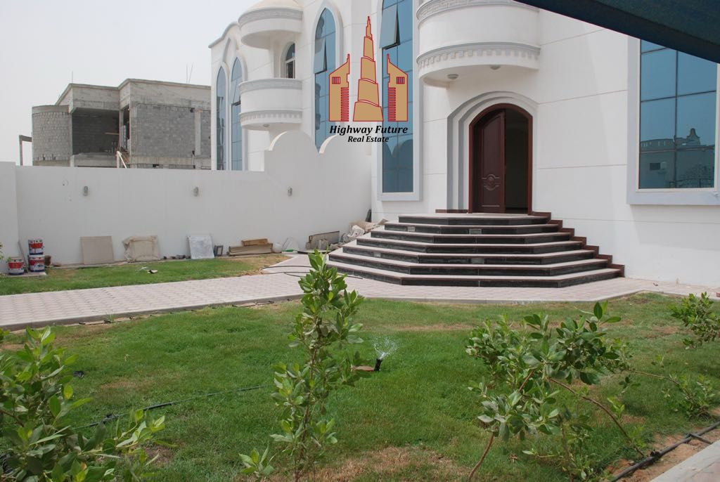 4BEDROOM VILLA AVAILABLE WITH 3 living Hall HALL COVERED PARKING AT PRIME LOCATION