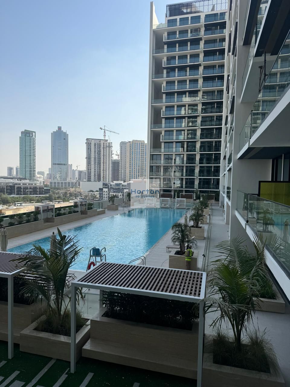 POOL VIEW I UNFURNISHED I FLEXIBLE CHEQUES