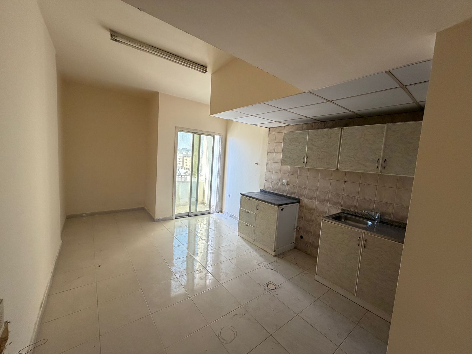 Studio apartment for annual rent in Rawda 1 with a balcony, stunning view, and central air conditioning. Family building.