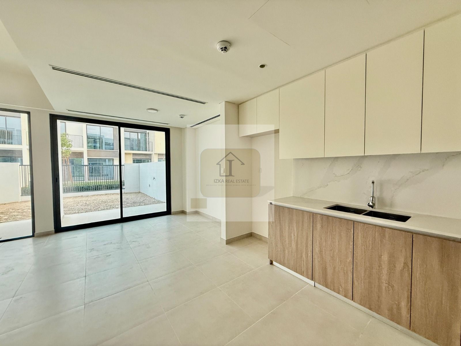 CLOSE TO POOL AND PARK | PRIME LOCATION | VACANT